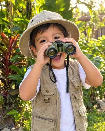 Thiago mirando por sus binoculares